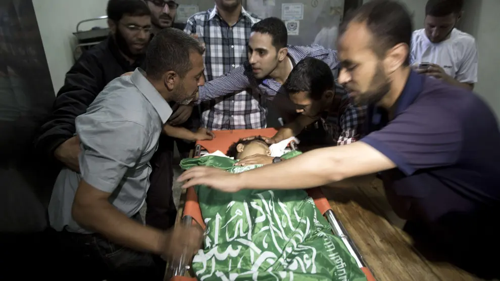 Varias personas lloran la muerte de un joven palestino