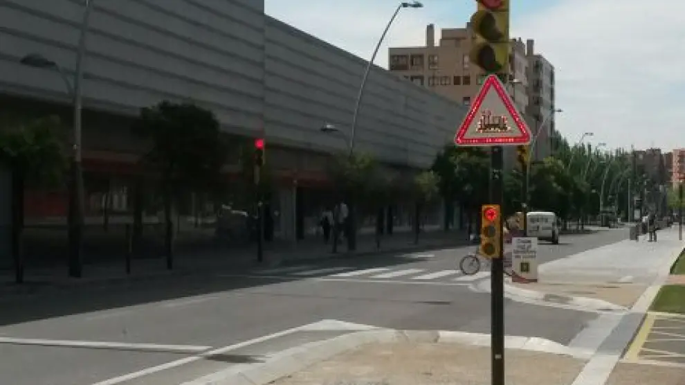 La señal se encuentra en la esquina de Gómez de Avellaneda con la Legaz Lacambra