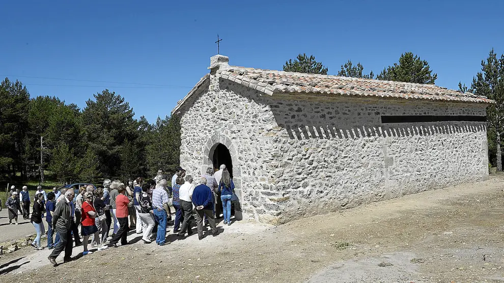 Los vecinos de Alcalá de la Selva visitaron las ermitas. En la foto, la de San Miguel.