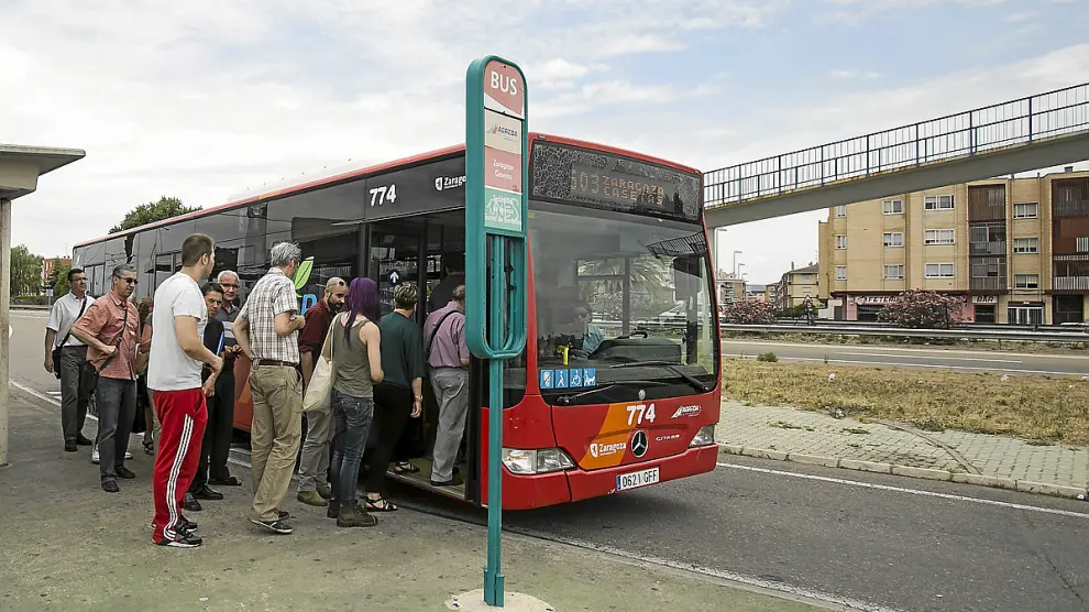 Un grupo de personas sube a uno de los autobuses de la línea Zaragoza-Utebo-Casetas.