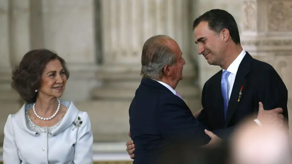 Abrazo entre Don Juan Carlos y Don Felipe tras la firma de la ley de abdicación