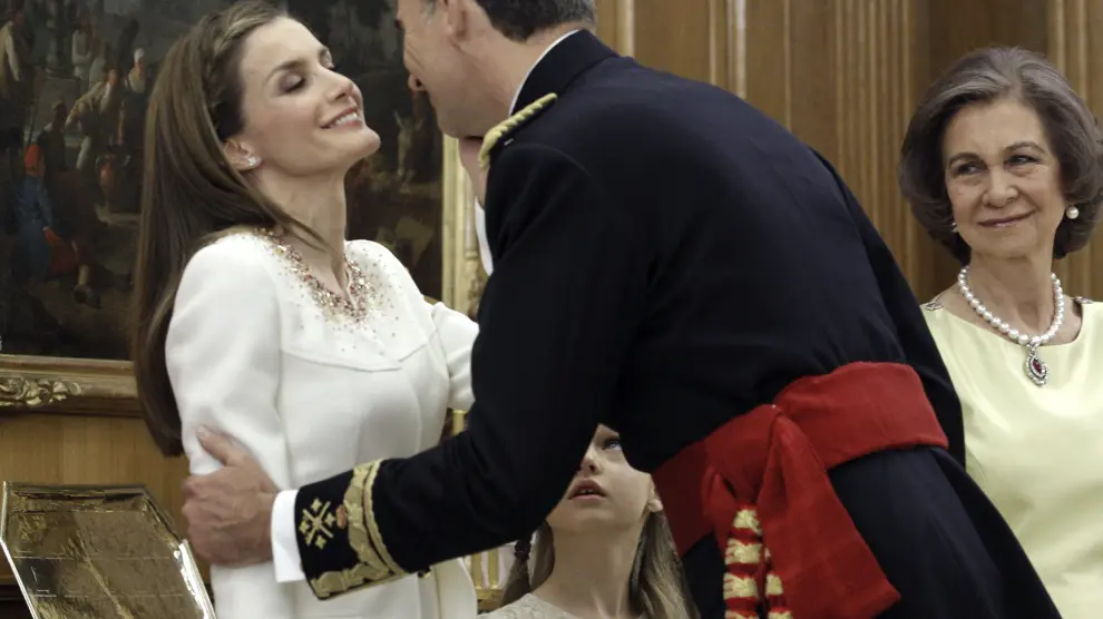 Felipe VI y la reina Letizia tras la imposición del fajín