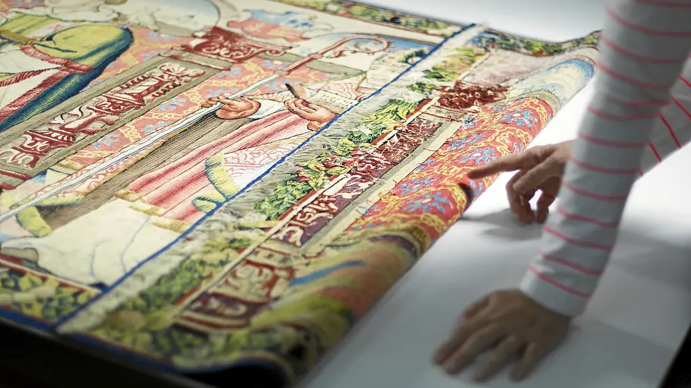 El tapiz, en octubre pasado, durante las tareas de restauración en la sede del Instituto de Patrimonio Cultural.