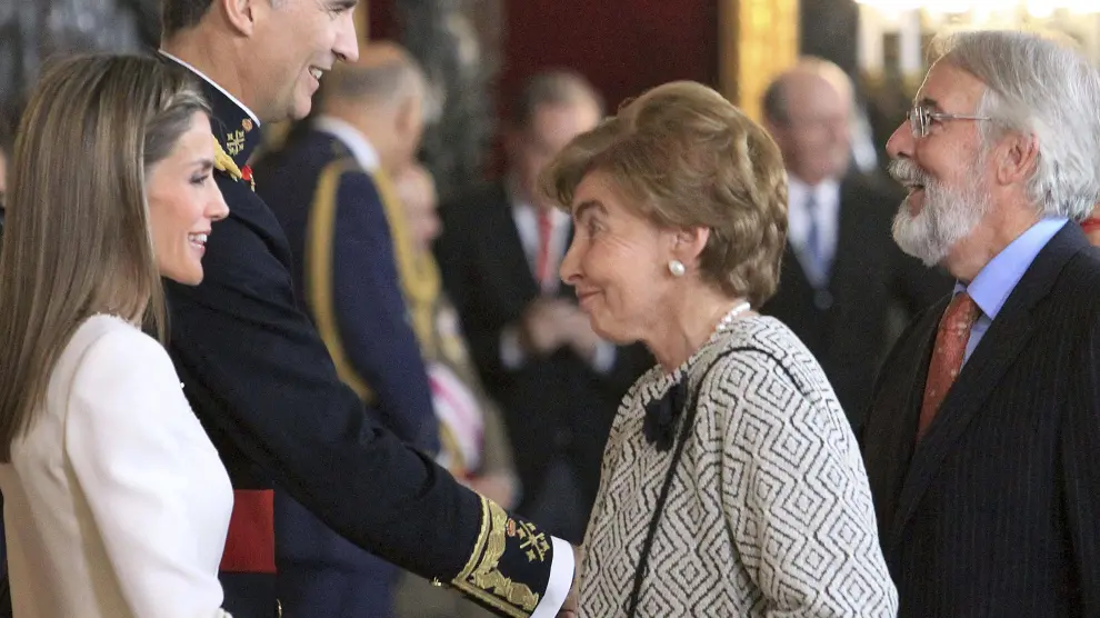 La presidenta editora de HERALDO DE ARAGÓN, Pilar de Yarza, saluda a la Reina Letizia