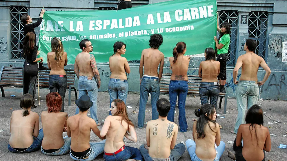 Vegetarianos protestando en Montevideo, capital de Uruguay, uno de los países más carnívoros del mundo