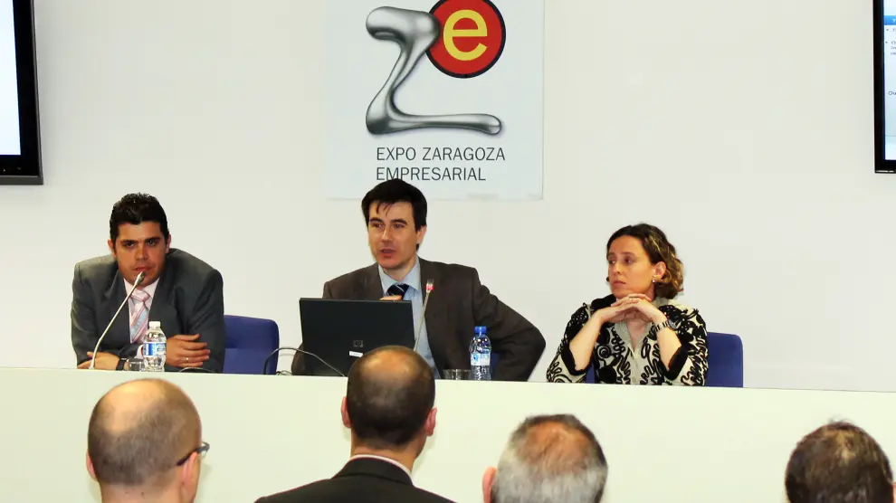 Presentación de uno de los proyectos del cluster, MIDiA, con Raúl González, de Simply (derecha), Javier Arregui, de Alliance Healthcare (centro) y María Navas, de Hiberus (izquierda)