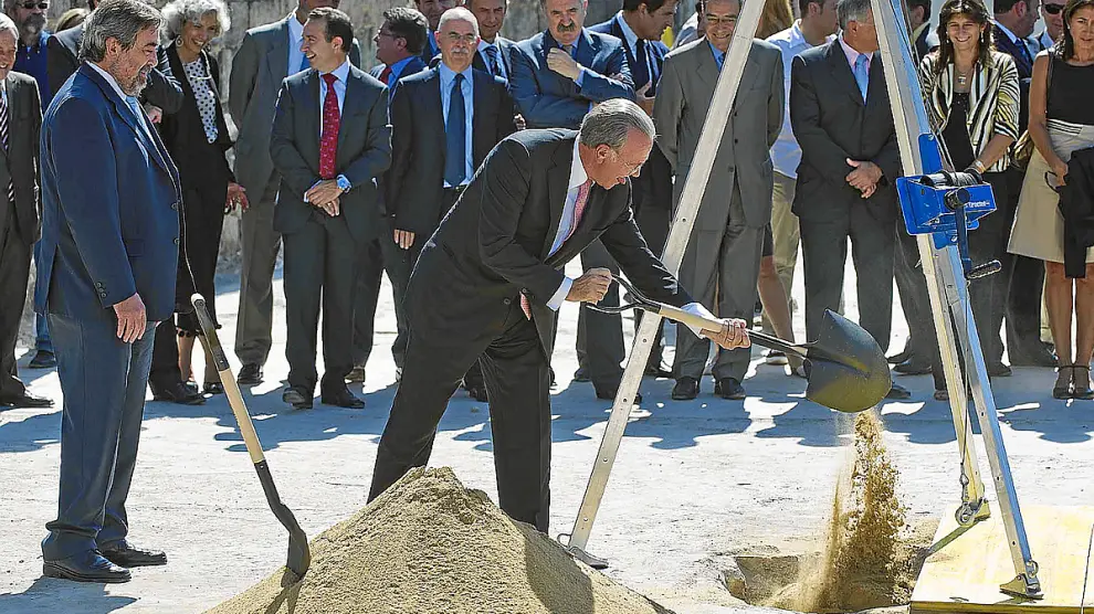 Momento en que Isidro Fainé, presidente de 'la Caixa' pone la primera piedra del edificio CaixaForum, acompañado del alcalde de Zaragoza, Juan Alberto Belloch, en septiembre del 2010