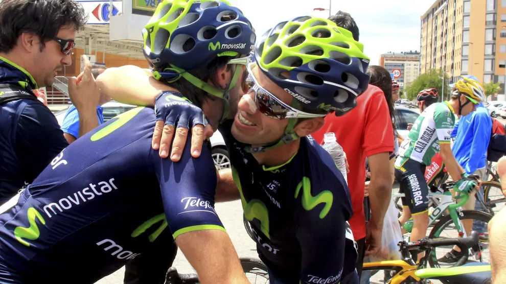 Ion Izaguirre (d) abraza a su compañero Alejandro Valverde (i), que ha conseguido la medalla de plata.