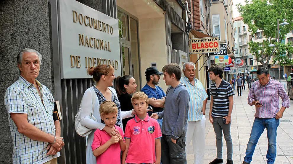Diez personas esperan en la puerta de la comisaría del paseo de Teruel para renovar su DNI.
