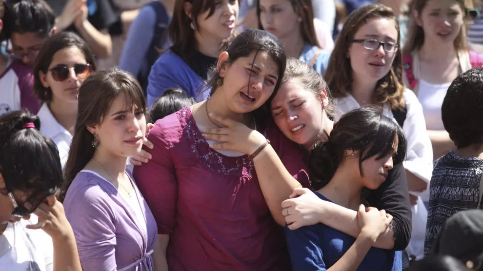 Jóvenes israelíes lloran en el funeral de los jóvenes asesinados