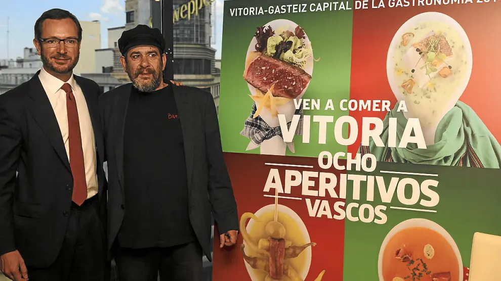 El alcalde de Vitoria, Javier Maroto, y el actor Karra Ejerralde, con el cartel