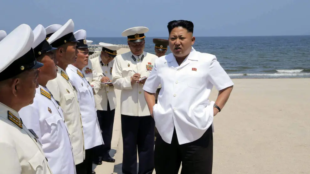 Kim Jong-un habla con los comandantes de su armada