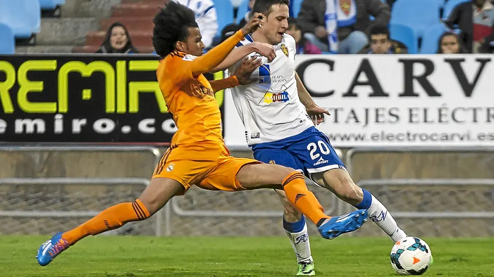 Henríquez golpea el balón durante el partido que enfrentó al Zaragoza con el Castilla.