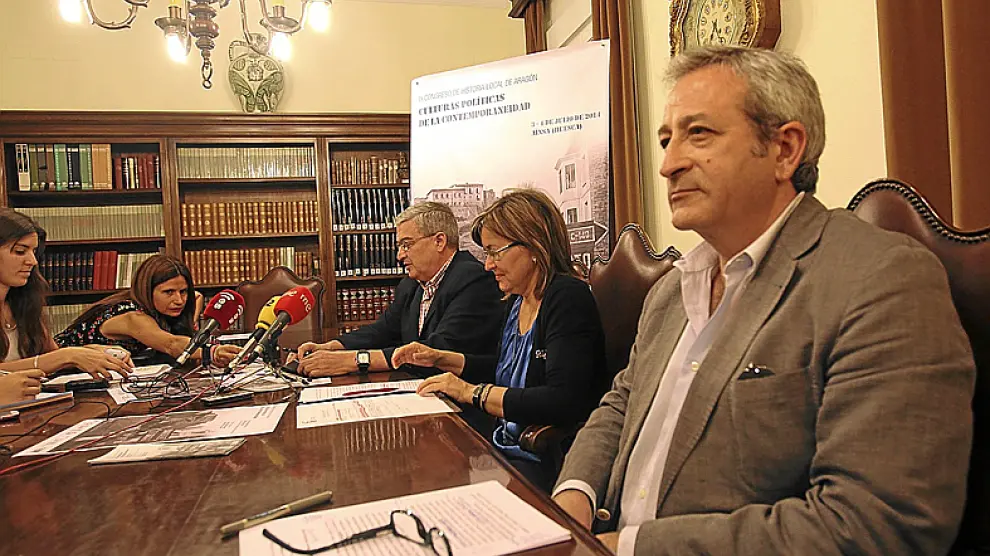 Fernando Alvira, Elisa Sanjuán e Ignacio Peiró, ayer en el IEA.