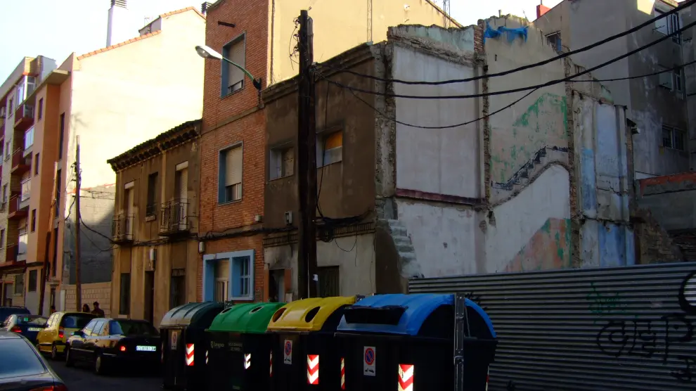 Dos solares y una casa abandonada en la calle Navas de Tolosa