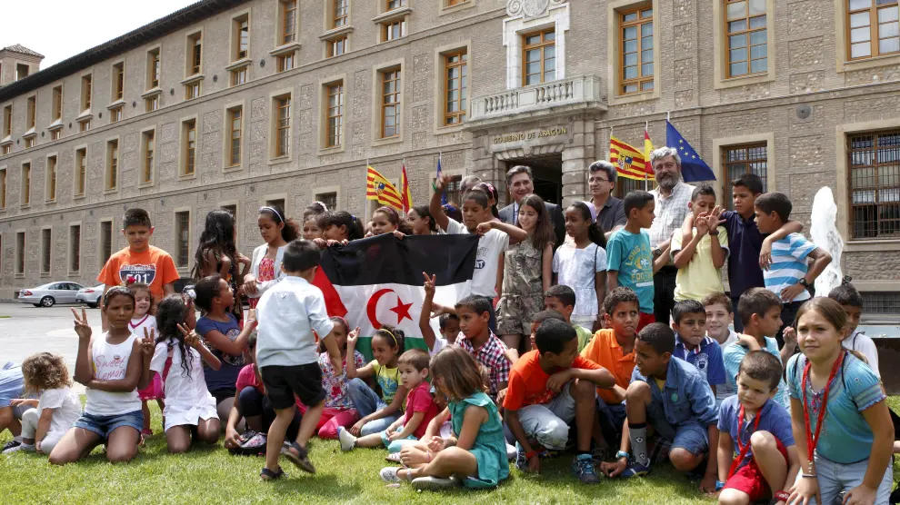 El grupo de niños saharauis ante la sede de la DGA