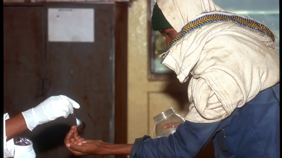 Una paciente de tuberculosis recibe tratamiento en Etiopía: mejorar el control mundial de la enfermedad es uno de los objetivo de la OMS