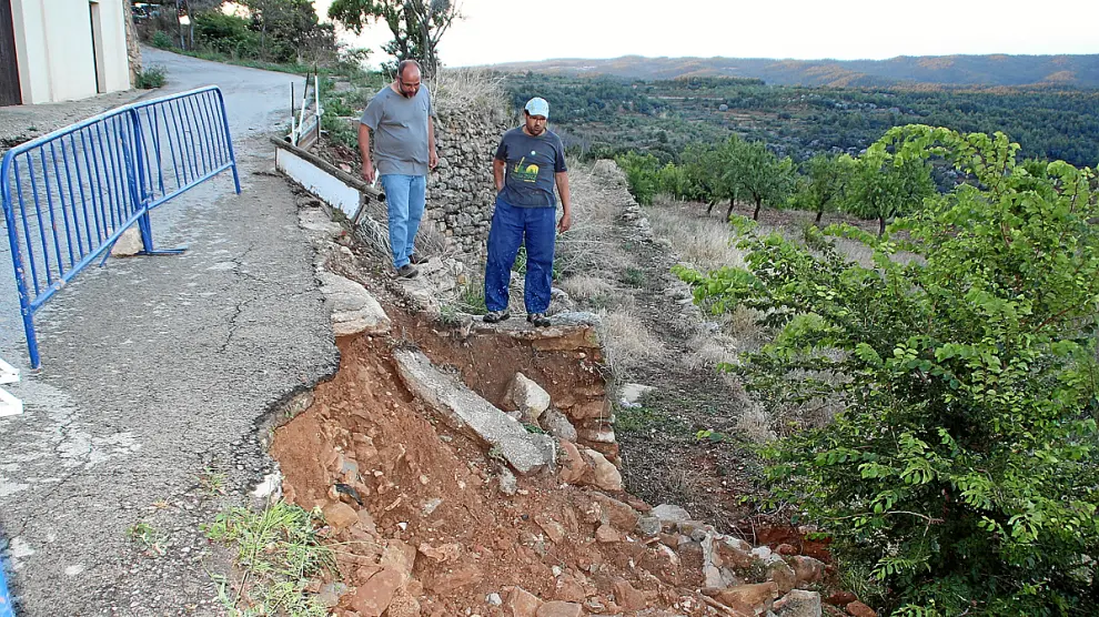 La lluvia torrencial provocó la caída de un muro en la foto en la localidad de Monroyo.