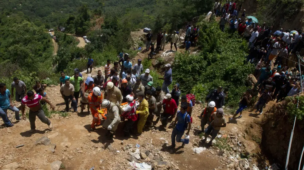 Rescatan a tres mineros atrapados en la mina de San Juan