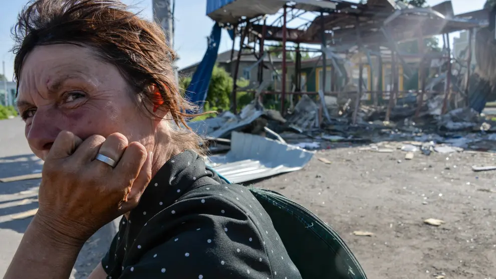 Una mujer, cerca de un edificio destruido en Donetsk