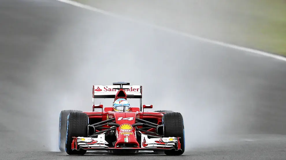El piloto español Fernando Alonso, durante la clasificación de ayer en el GP de Gran Bretaña, en Silverstone.