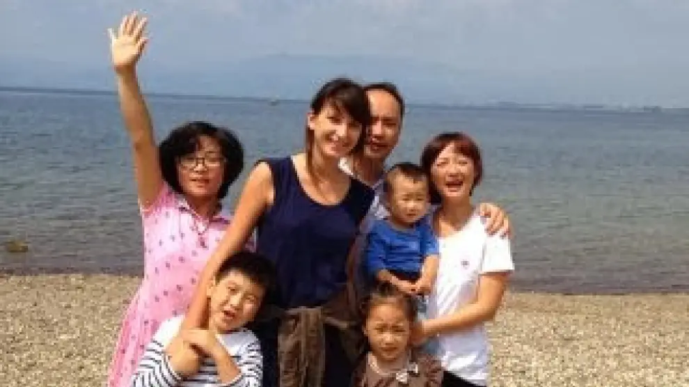 Aline junto a la familia con la que convivió en China