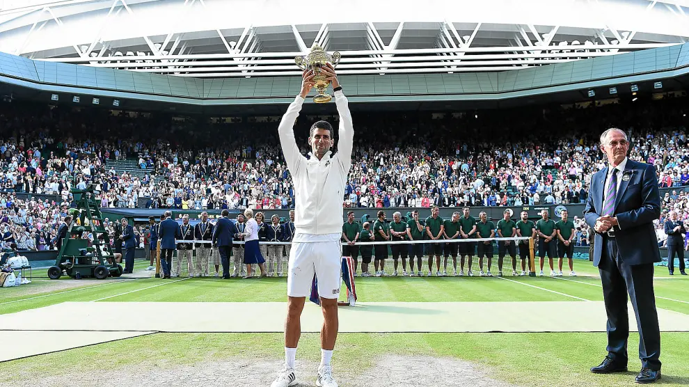 Djokovic levanta el trofeo de Wimbledon, tras haber superado al suizo Federer en la final.