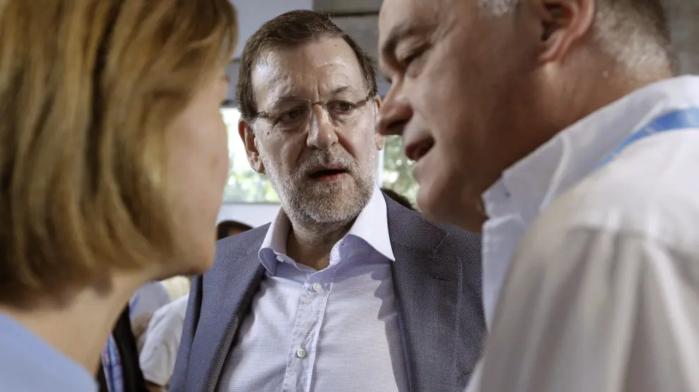 El presidente del Gobierno, Mariano Rajoy (c), el vicesecretario de Estudios y Programas del PP, Esteban González Pons (d), y la secretaria general del partido, María Dolores de Cospedal