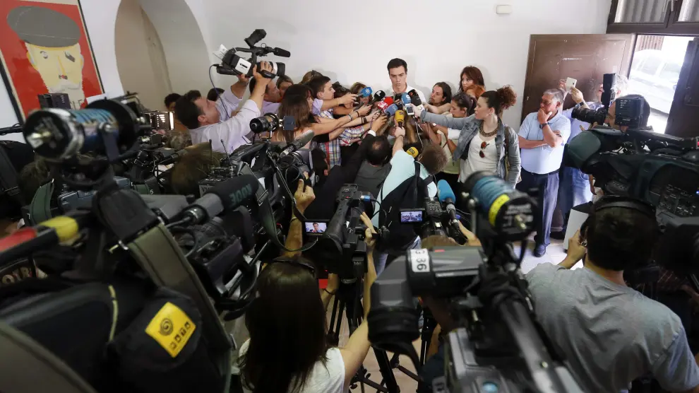 Sánchez atiende a la prensa tras su votación