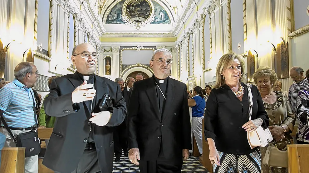 El arzobispo Manuel Ureña, el nuncio vaticano Renzo Fratini y la consejera Dolores Serrat.