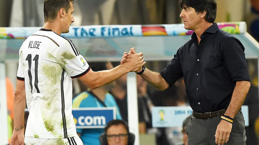 Klose, máximo realizador de la historia de los mundiales, saluda al seleccionador Joachim Low.
