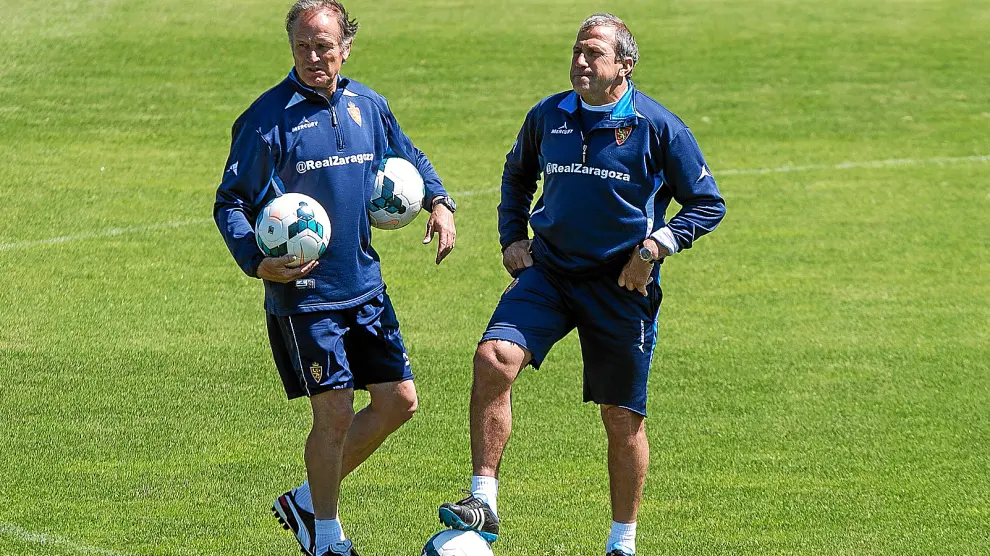 Víctor Muñoz, técnico del Real Zaragoza. A la izquierda, Raúl Longhi, segundo entrenador.