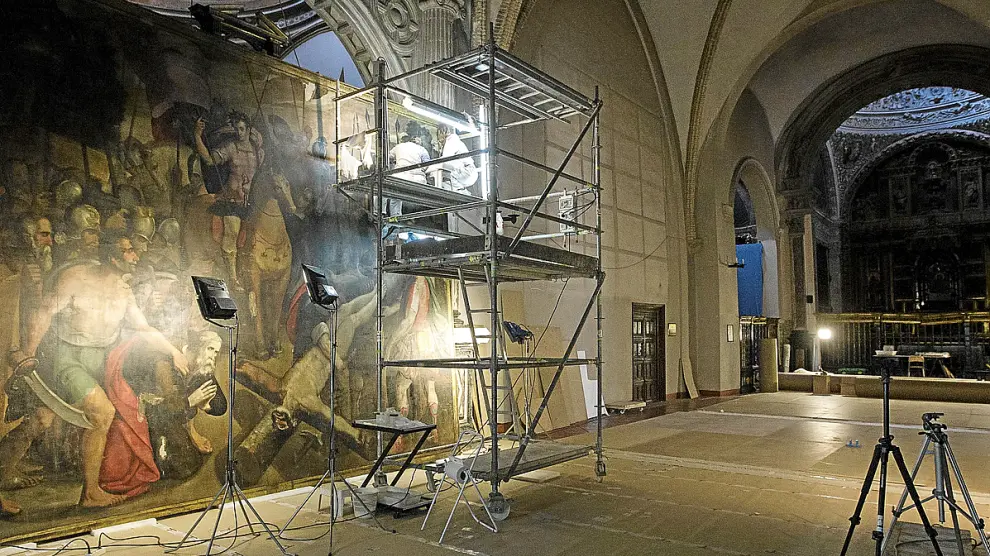 Trabajos de restauración de las puertas del retablo de San Pablo.