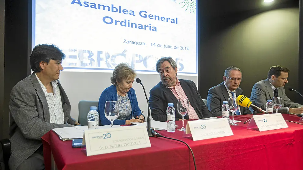 El alcalde de Zaragoza, JuanAlberto Belloch centro, presidió ayer la asamblea.