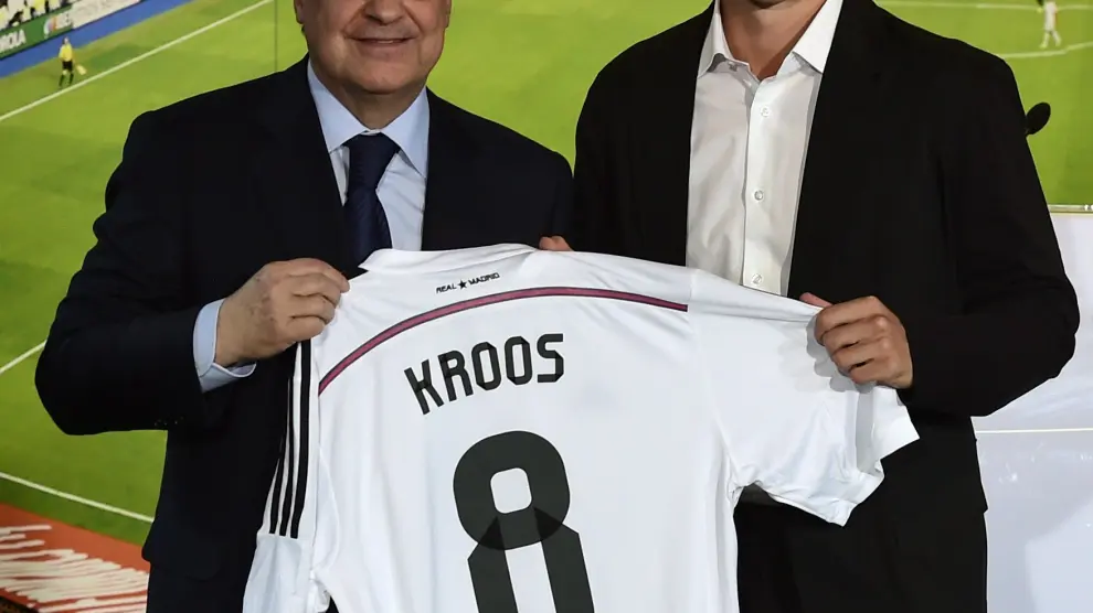 Tony Kroos posó junto a Florentino Pérez con su nueva camiseta