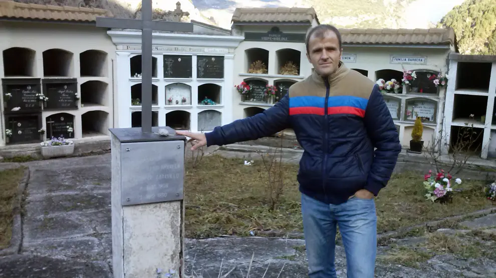 Maxi Campo junto a la Cruz en memoria de Mosén Bruno en el Cementerio de Saravillo