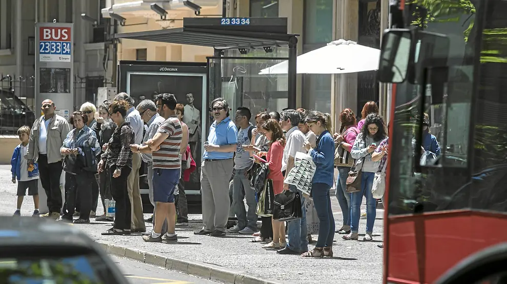 Un grupo de usuarios aguarda la llegada del bus en el paseo de Sagasta de Zaragoza.