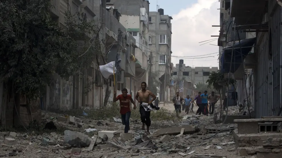Ciudadanos palestinos intentando escapar de los ataques en Gaza