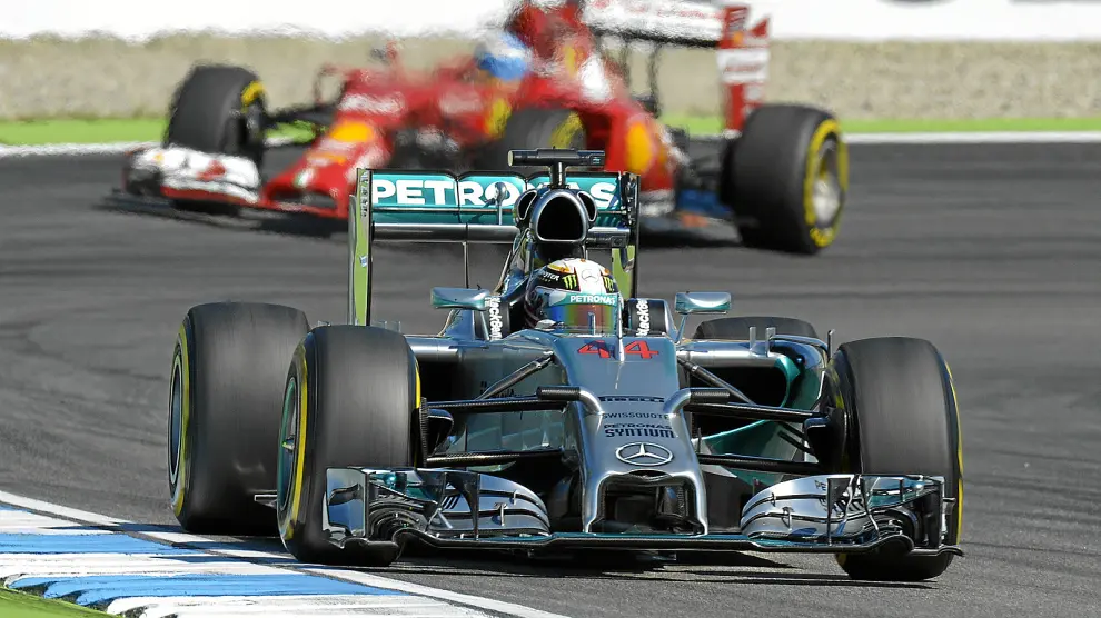 Lewis Hamilton rueda por delante del español Fernando Alonso en la primera sesión de libres de ayer.