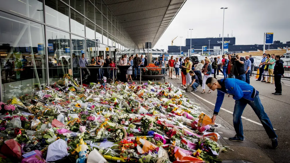 Flores en el aeropuerto de Ámsterdam en memoria de las víctimas