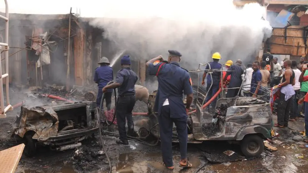 Operarios de seguridad trabajan tras un supuesto ataque de Boko Haram en una imagen de archivo