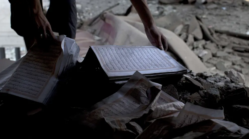 Un hombre palestino lee un ejemplar del Corán
