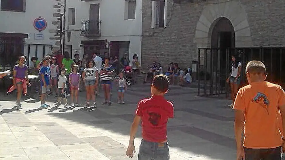 Niños jugando al pañuelo, ayer, en Linares.