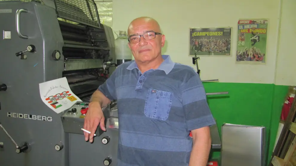 Adib Tamish, presidente de la Asociación de Palestino en Aragón, en su imprenta