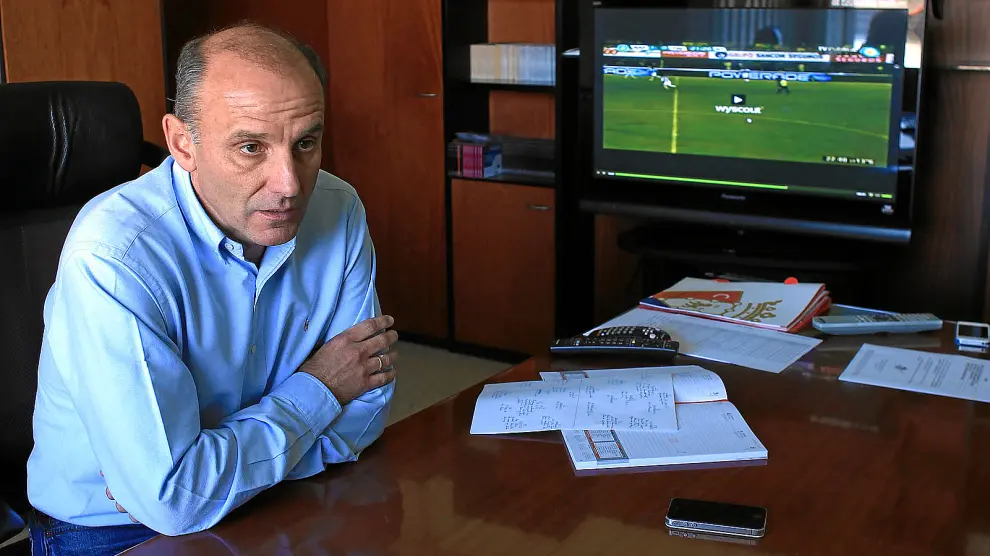 Ángel Martín González, en su despacho, en una imagen reciente cuando ejercía como director deportivo del Osasuna.