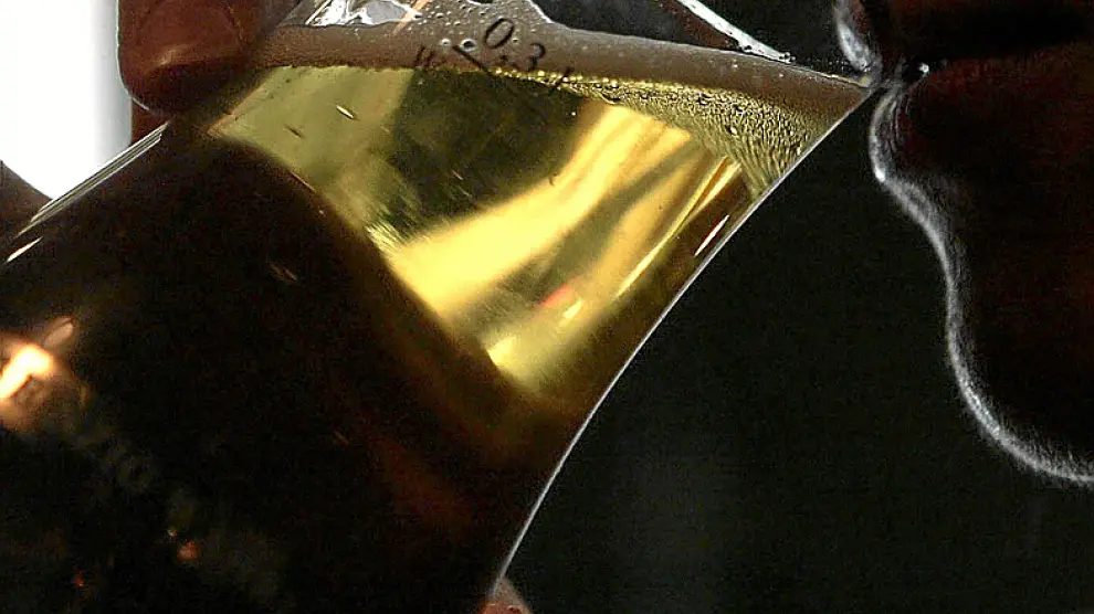 Es la bebida más antigua obtenida por fermentación, proceso que convierte los azúcares en alcohol.