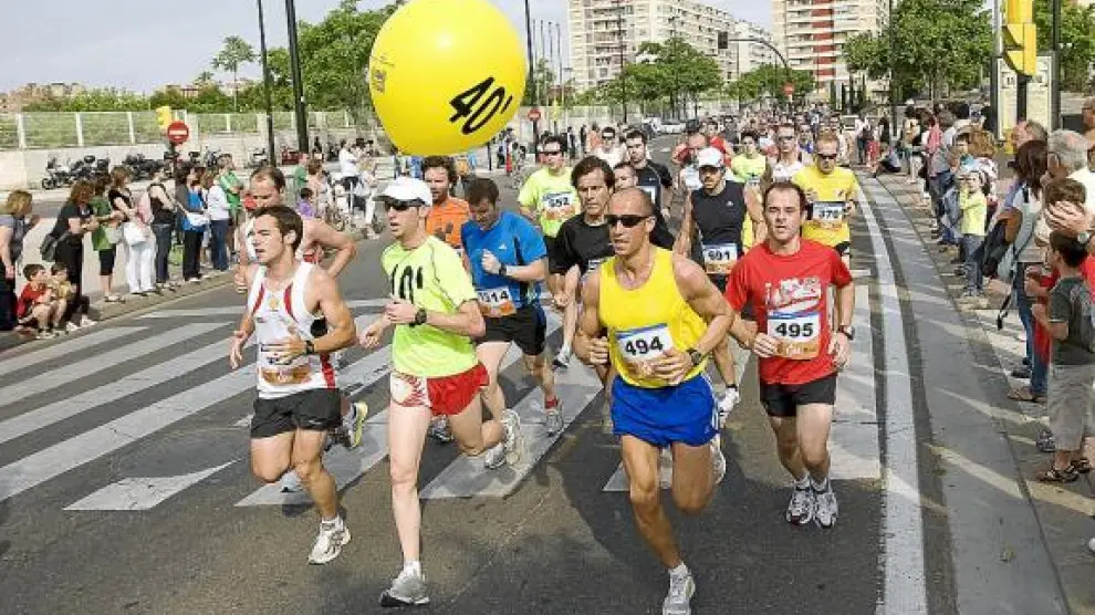 Un grupo de corredores en la 10k Zaragoza.