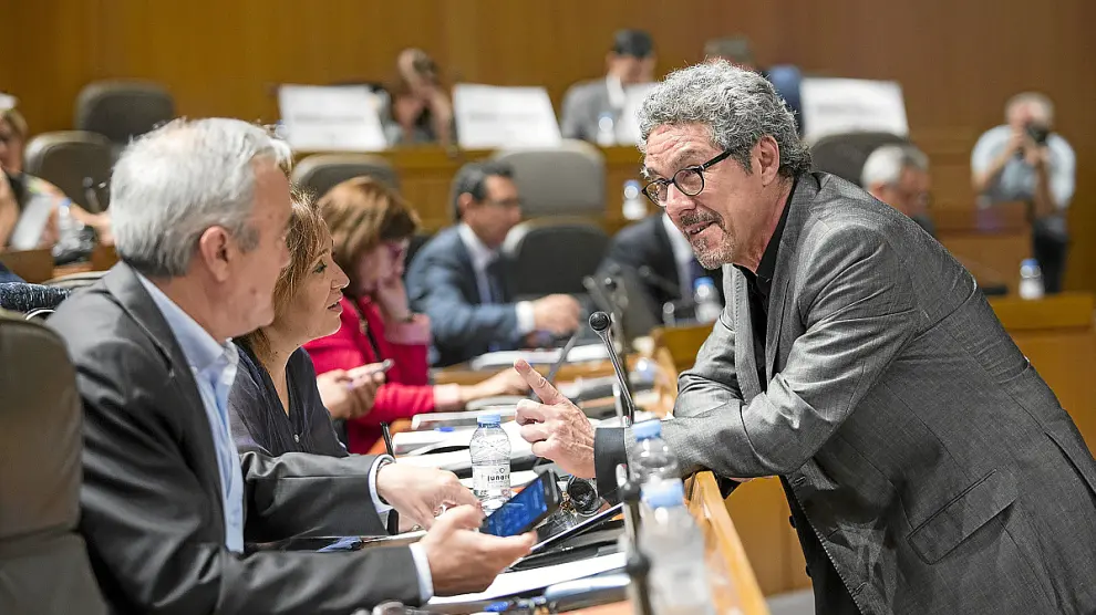 El diputado de CHA Gregorio Briz habla con los diputados socialistas Javier Sada y Mayte Pérez.
