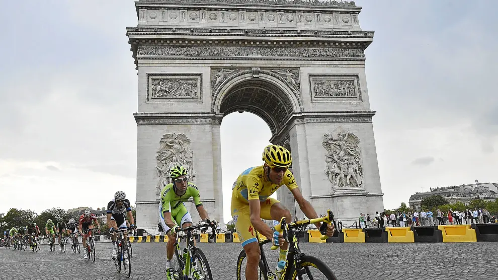 El italiano Vicenzo Nibali, ayer en los Campos Elíseos, durante la celebración de la última etapa del Tour de Francia.