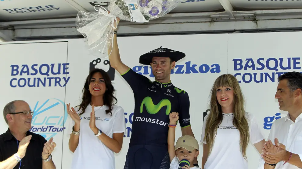 Valverde junto a su hijo en el podio